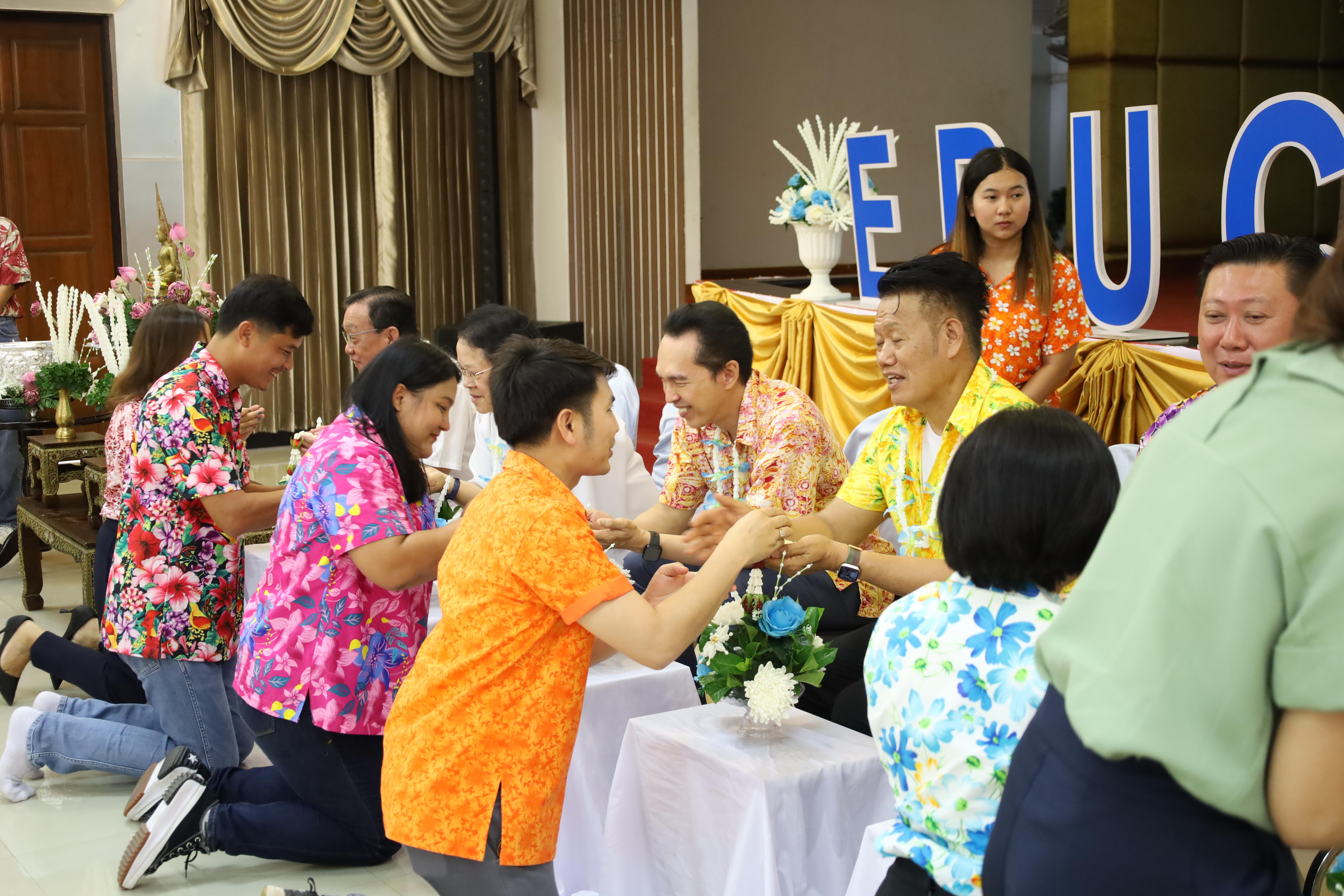 186. วันที่ 26 เมษายน 2568 สาขาการบริหารการศึกษา ได้จัดกิจกรรมรดน้ำดำหัวคณาจารย์ระดับบัณฑิตศึกษา ประจำสาขาการบริหารการศึกษา ณ ห้องประชุมครุร่มสัก 1 ชั้น 3 อาคารคณะครุศาสตร์